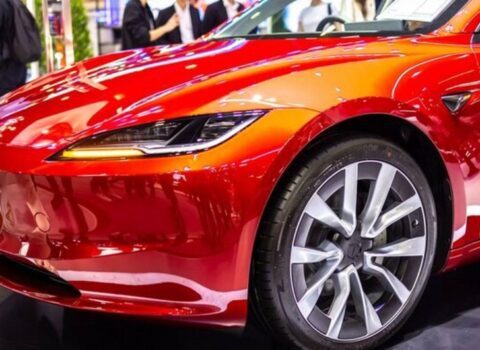 “Tesla” iki milyona yaxın avtomobili nasazlığa görə geri çağırdı