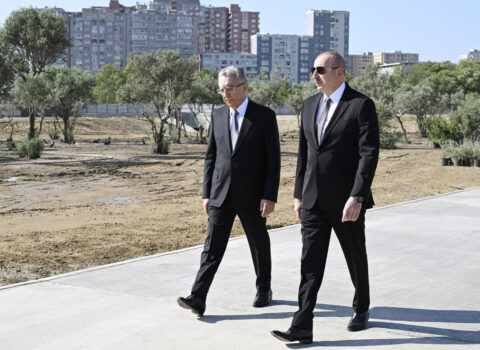 Prezident Bakıda “Gənclik” metrosu yanında yaradılan yeni parkda işlərin gedişi ilə tanış oldu