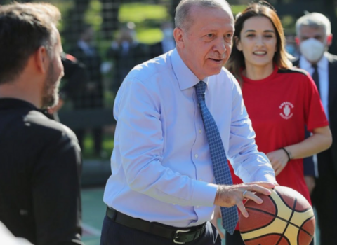 Ərdoğan nazir və deputatlarla basketbol oynadı