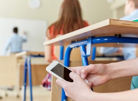 Azərbaycanda şagirdlərə telefon qadağası rəsmiləşir? – RƏSMİ AÇIQLAMA