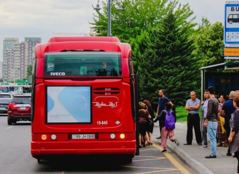 Avtomobilini avtobus dayanacağında saxlayan sürücülərə 2 bal yazılacaq