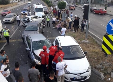 İstanbulda 10 avtomobil toqquşdu, xeyli yaralı var