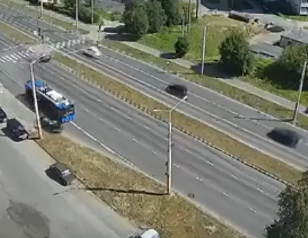 Rusiyada dəhşətli qəza: Avtomobil trolleybusdan düşən sərnişinlərə çırpıldı