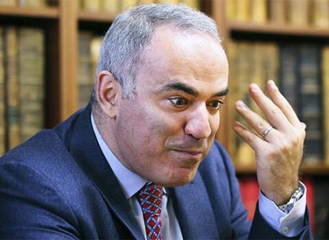 Tarix dərsliyində QALMAQAL: Kasparov dünya çempionları siyahısına SALINMADI