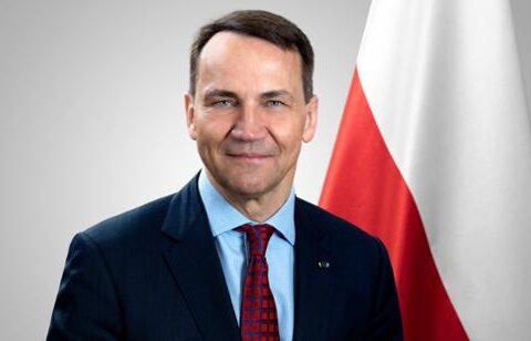 Sikorski: “Avropada yaşayan ukraynalıları səngərlərə qaytarmalıyıq”