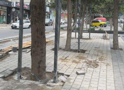 Bakının mərkəzində qanunsuz quraşdırılan konstruksiya SÖKÜLDÜ – FOTOFAKT