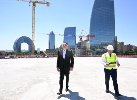 İlham Əliyev Zəfər parkında aparılan tikinti işləri ilə tanış olub