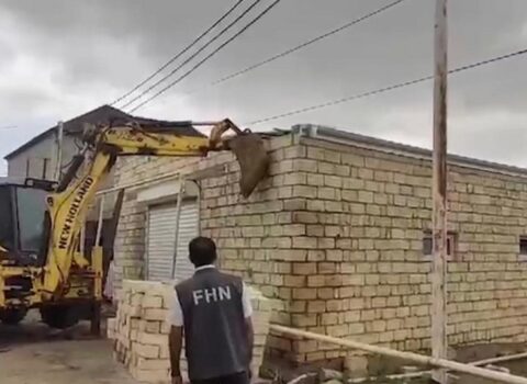 Hökməli qəsəbəsində qanunsuz tikili söküldü