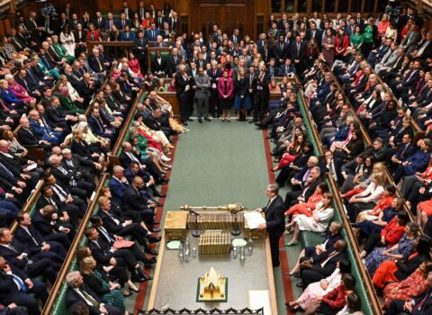 Britaniya parlamentində iqtidar və müxalifətin yerləri dəyişdi