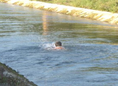 Babasıgilə qonaq gedən azyaşlı kanala düşüb öldü
