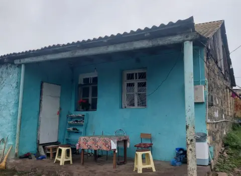 Oğlunun gətirdiyi qadını gəlin kimi qəbul etməyən qayınana BALTALANDI – DETALLAR