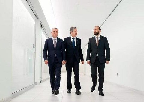 Bayramovun Mirzoyanla görüşü başladı