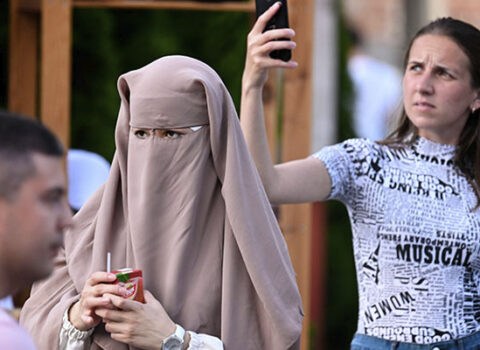 Qazaxıstanda ictimai yerlərdə niqab taxmaq qadağan edildi
