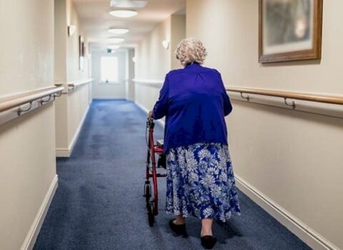 İNANILMAZ! Qocalar evində ölən qadın dəfn zamanı dirildi