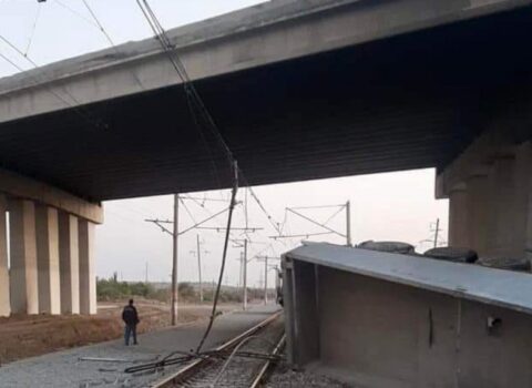 Yük maşını körpüdən dəmir yolu xəttinə aşdı, sürücü öldü
