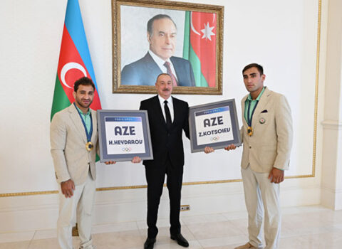 Hidayətlə Zelimdən Prezidentə hədiyyə – FOTO