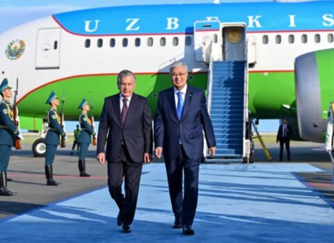 Mirziyoyev Qazaxıstana getdi