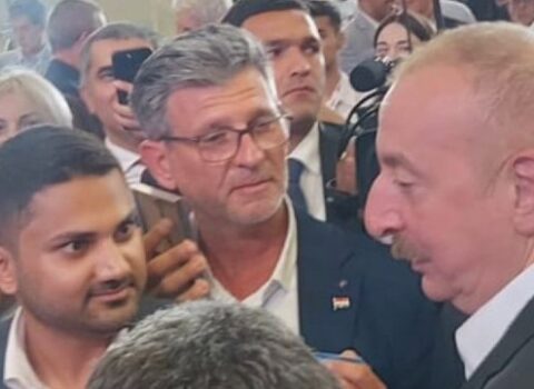 “Bir qurtum su içmədən çətin suallara üç saatdan çox cavab verə bilir” – Pakistanlı redaktor İlham Əliyev haqda