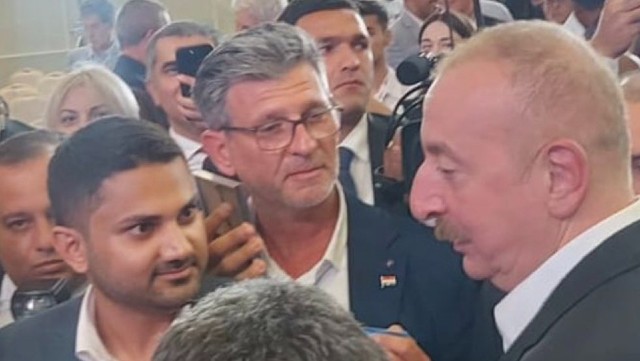 “Bir qurtum su içmədən çətin suallara üç saatdan çox cavab verə bilir” – Pakistanlı redaktor İlham Əliyev haqda “Bir qurtum su içmədən çətin suallara üç saatdan çox cavab verə bilir” – Pakistanlı redaktor İlham Əliyev haqda