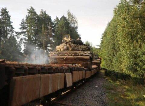 Belarus tanklarını Ukrayna ilə sərhədə aparır
