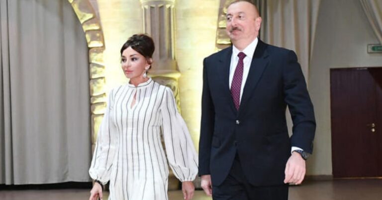 Prezidentlər və ailə üzvləri Daşkənddə konsert proqramını izlədilər Prezidentlər və ailə üzvləri Daşkənddə konsert proqramını izlədilər