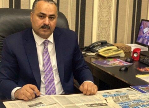 Reketçilikdə təqsirləndirilən baş redaktorun məhkəməsi başladı
