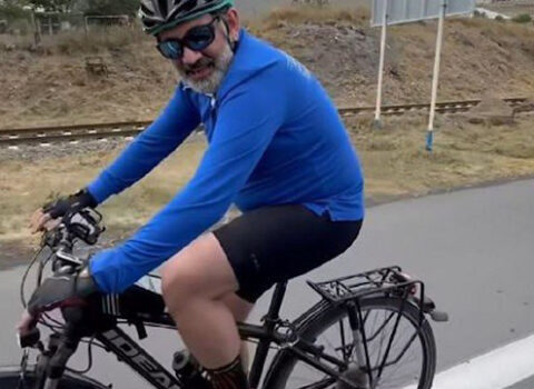 Ovik Ağazaryan: “Paşinyan problemləri daha yaxşı həll etmək üçün velosiped sürür”