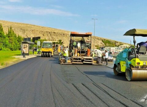 Salyan şosesində asfaltlanma işləri aparılır