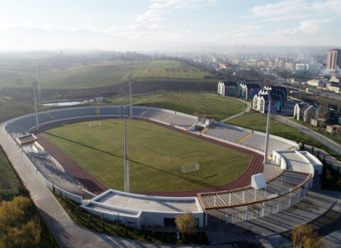 Namiq Qaraçuxurlunun konsertinə açıq olan stadion idmançıların üzünə niyə bağlıdır? – ŞİKAYƏT + VİDEO