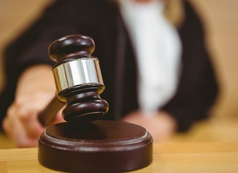 Məhkəmə sabiq icra başçısı ilə tutulan şöbə müdirinin müraciətini təmin etdi