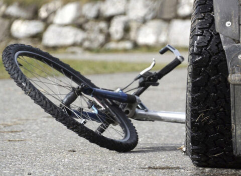 Xaçmazda avtomobil velosipedçini vurdu