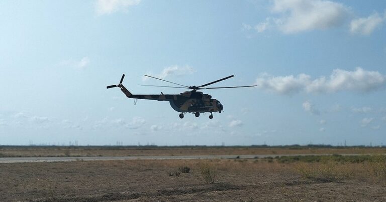 HHQ-nin helikopter bölmələri ilə təlim-məşq uçuşları keçirildi HHQ-nin helikopter bölmələri ilə təlim-məşq uçuşları keçirildi