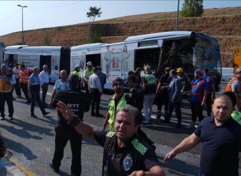 İstanbulda iki metrobus toqquşdu, bir nəfər öldü, 50 nəfər yaralandı
