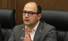 Lukaşenko Ermənistanla Paşinyanla danışdığı kimi danışa bilməz – Ayk Mamicanyan