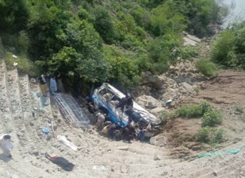 Pakistanda avtobus dərəyə aşdı, 25 nəfər öldü