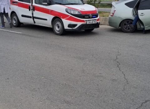 Yevlaxda “Toyota Prius” qəzaya uğradı – Xəsarət alanlar var