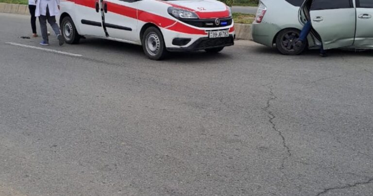 Yevlaxda “Toyota Prius” qəzaya uğradı – Xəsarət alanlar var Yevlaxda “Toyota Prius” qəzaya uğradı – Xəsarət alanlar var