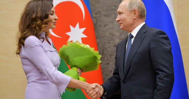Vladimir Putin Mehriban Əliyevanı təbrik etdi Vladimir Putin Mehriban Əliyevanı təbrik etdi