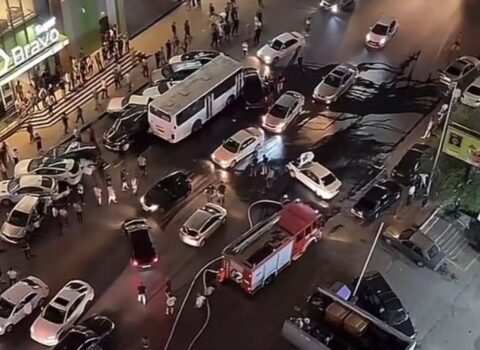 Bakıda dəhşətli qəza: Avtobus 10-dan çox maşına çırpıldı – VİDEO