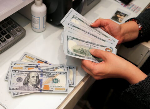 Rubl bahalaşdı, dollar görün neçəyə oldu