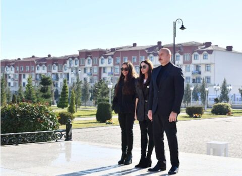 Prezident İlham Əliyev, birinci xanım Mehriban Əliyeva və qızları Leyla Əliyeva Daşkənddə Müstəqillik abidəsini ziyarət etdilər – YENİLƏNDİ