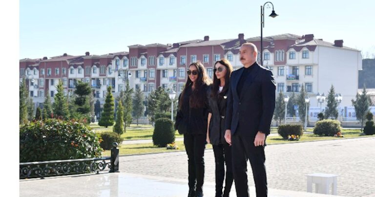 Prezident İlham Əliyev, birinci xanım Mehriban Əliyeva və qızları Leyla Əliyeva Daşkənddə Müstəqillik abidəsini ziyarət etdilər – YENİLƏNDİ Prezident İlham Əliyev, birinci xanım Mehriban Əliyeva və qızları Leyla Əliyeva Daşkənddə Müstəqillik abidəsini ziyarət etdilər – YENİLƏNDİ