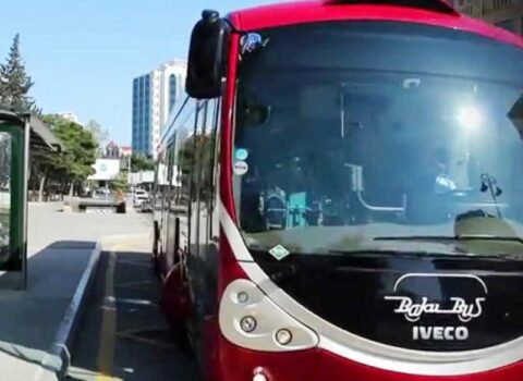 “BakuBus”ın avtobusu şəhər mərkəzində çuxura düşdü