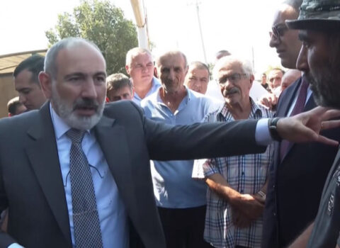 “Keç mənim yerimə, nə edəcəyimizi söylə” – Paşinyanın kənd sakini ilə dialoqu + VİDEO