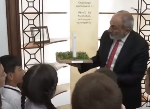 Paşinyan şagirdlərə bu dirəyin maketini göstərdi – VİDEO