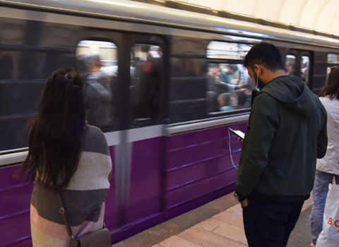 Metroda telefon oğurlayan qadın saxlanıldı