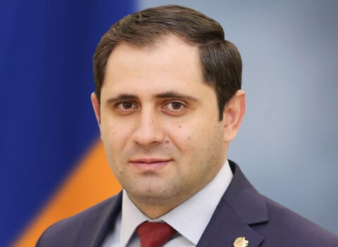 Ermənistanın müdafiə naziri jurnalistlərlə Azərbaycanla sərhədə gəldi