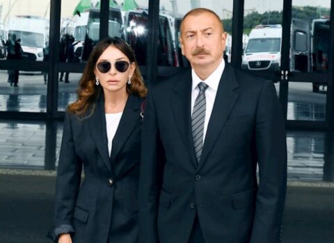 Azərbaycan Prezidenti Daşkənddə Ümummilli Liderin barelyefi önünə gül dəstələri qoydu