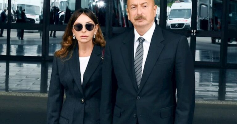 Azərbaycan Prezidenti Daşkənddə Ümummilli Liderin barelyefi önünə gül dəstələri qoydu Azərbaycan Prezidenti Daşkənddə Ümummilli Liderin barelyefi önünə gül dəstələri qoydu