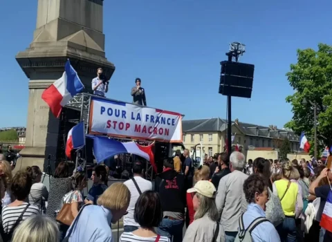 Parisdə mitinq iştirakçıları Makronun istefasını tələb etdilər